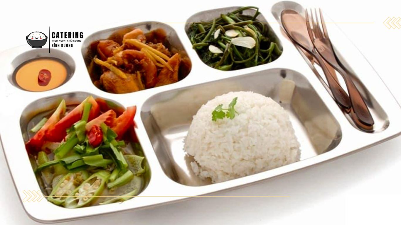 Phân tích chi tiết từng yếu tố ảnh hưởng giá suất ăn công nghiệp