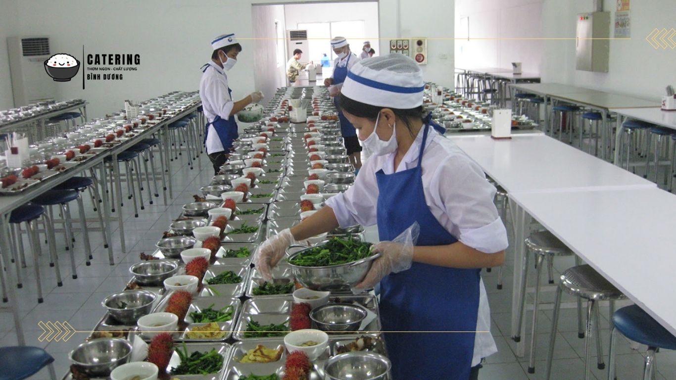 Các nhóm yếu tố chính ảnh hưởng đến chi phí suất ăn công nghiệp