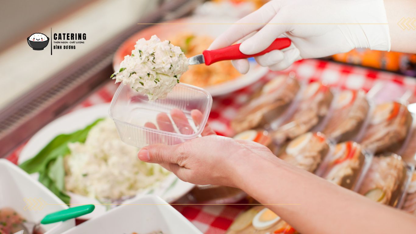 Vì sao phải tuân thủ định lượng khi chia suất ăn công nghiệp?