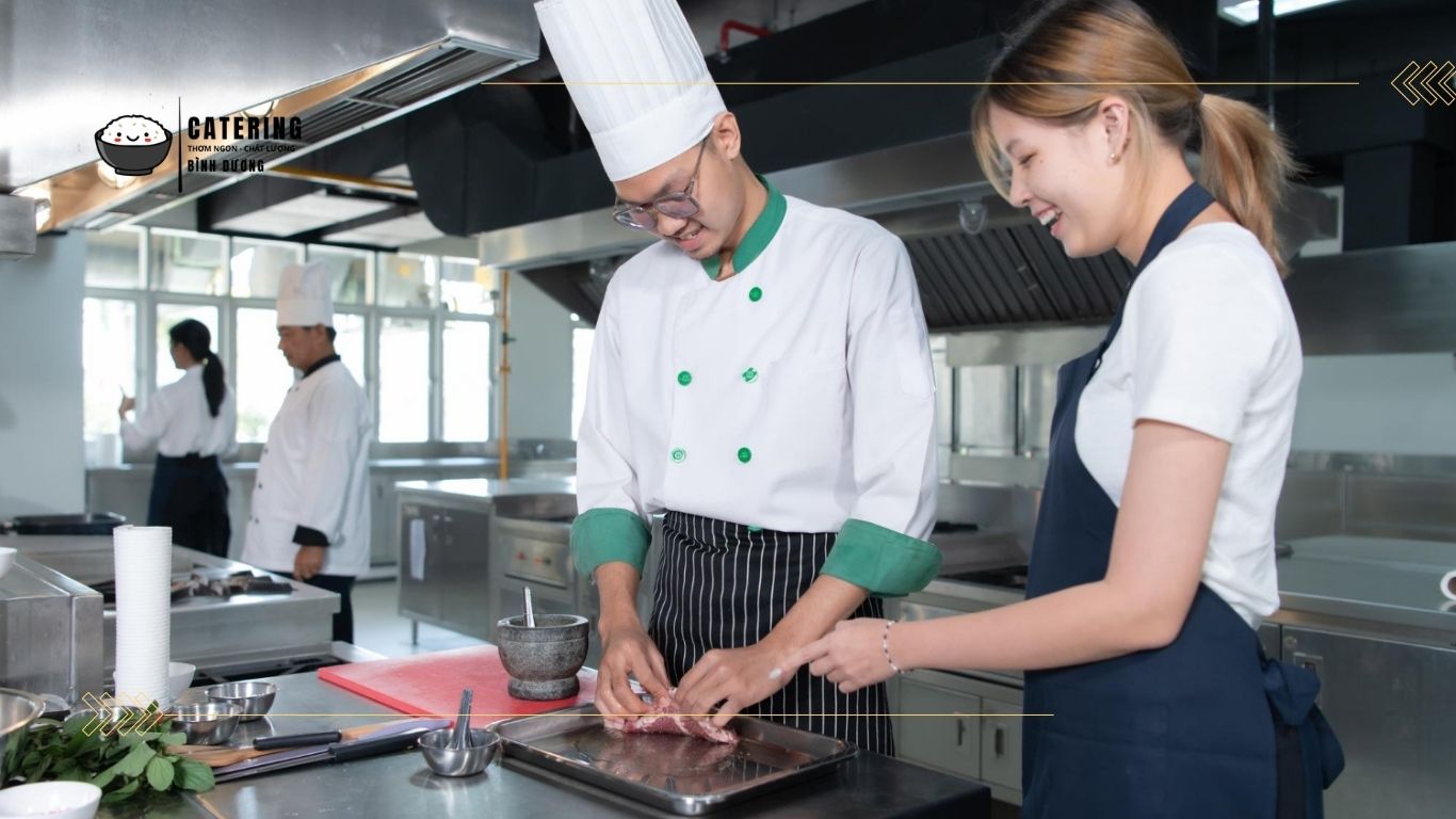 Nhân viên chia suất ăn công nghiệp và nhiệm vụ cụ thể