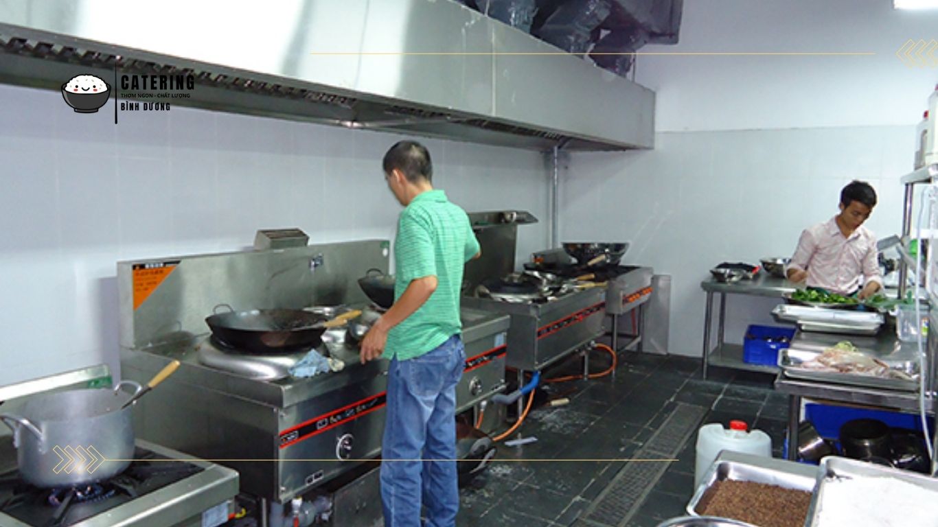 Thi công hệ thống hút mùi và thông gió khi setup bếp ăn