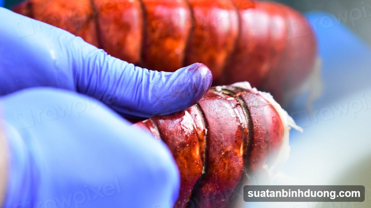 Sử dụng găng tay khi tiếp xúc thực phẩm để đảm bảo ATTP – Bình Dương Catering