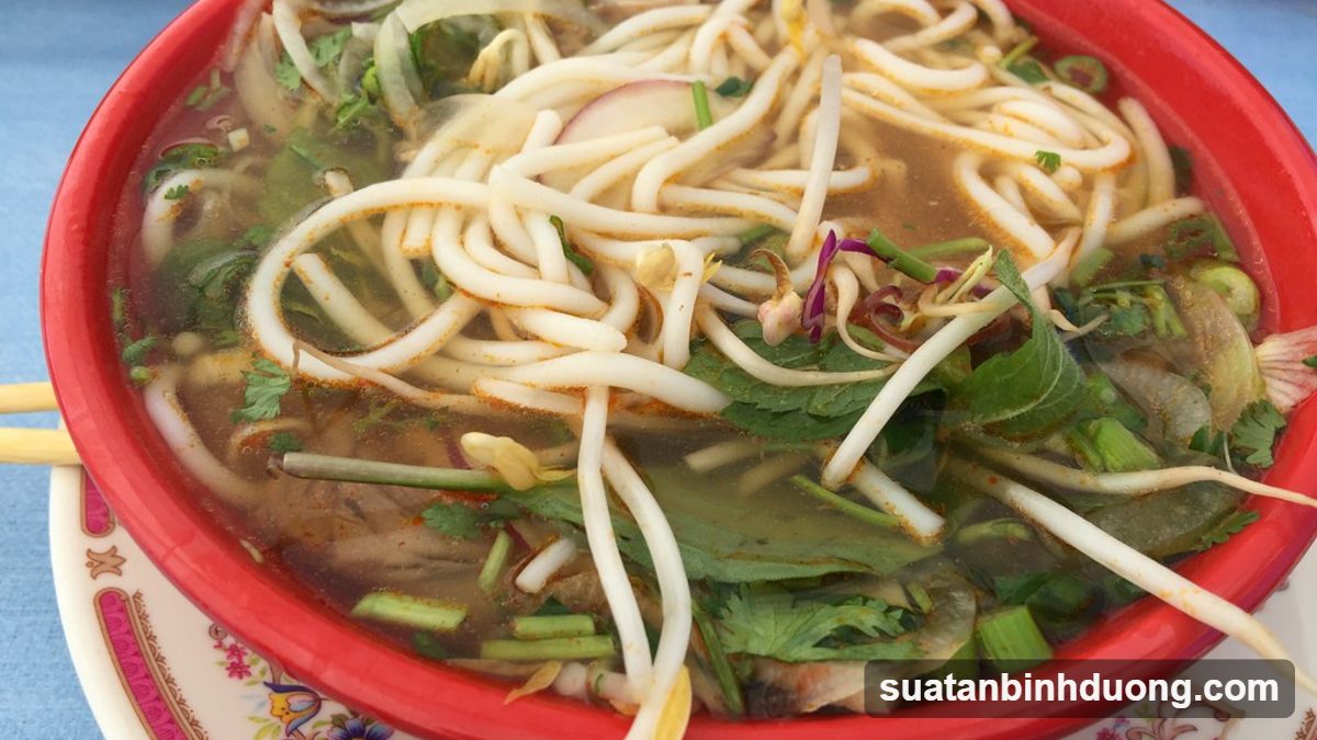 Tô bún nước chay đầy đặn rau và nấm – Bình Dương Catering
