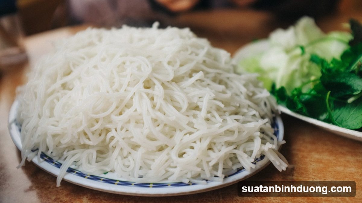 Bún tươi sợi nhỏ ăn kèm rau sống – Bình Dương Catering