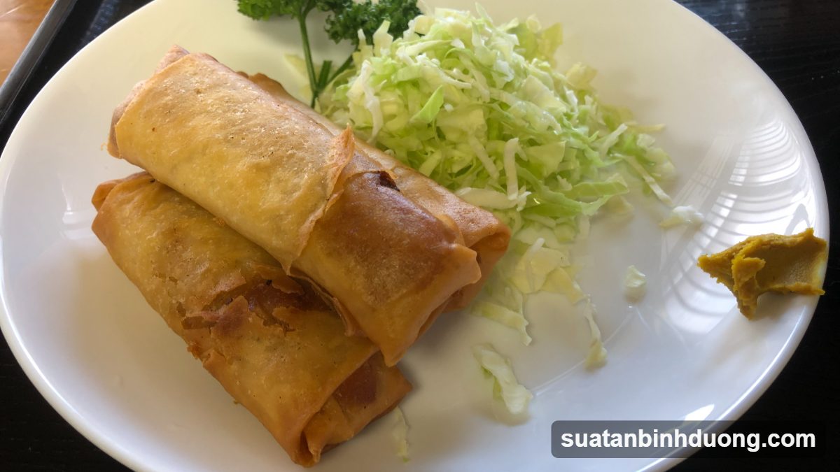 Chả giò chay chiên vàng giòn ăn kèm rau sống – Bình Dương Catering