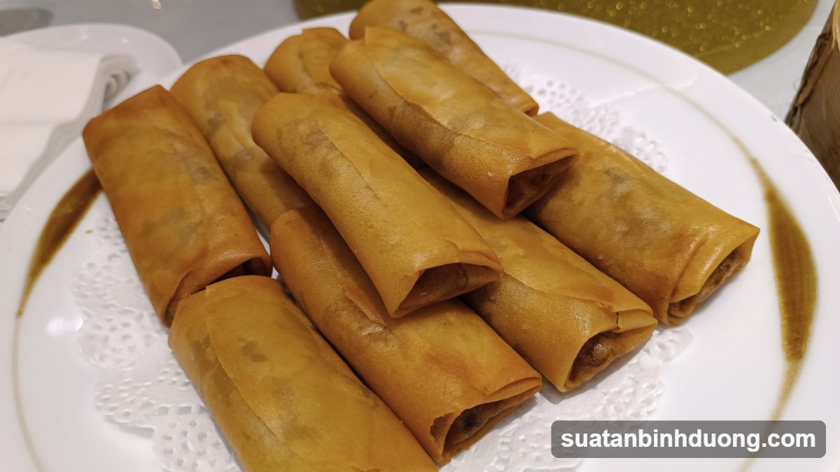 Đĩa chả giò chay vàng ruộm, giòn rụm – Bình Dương Catering