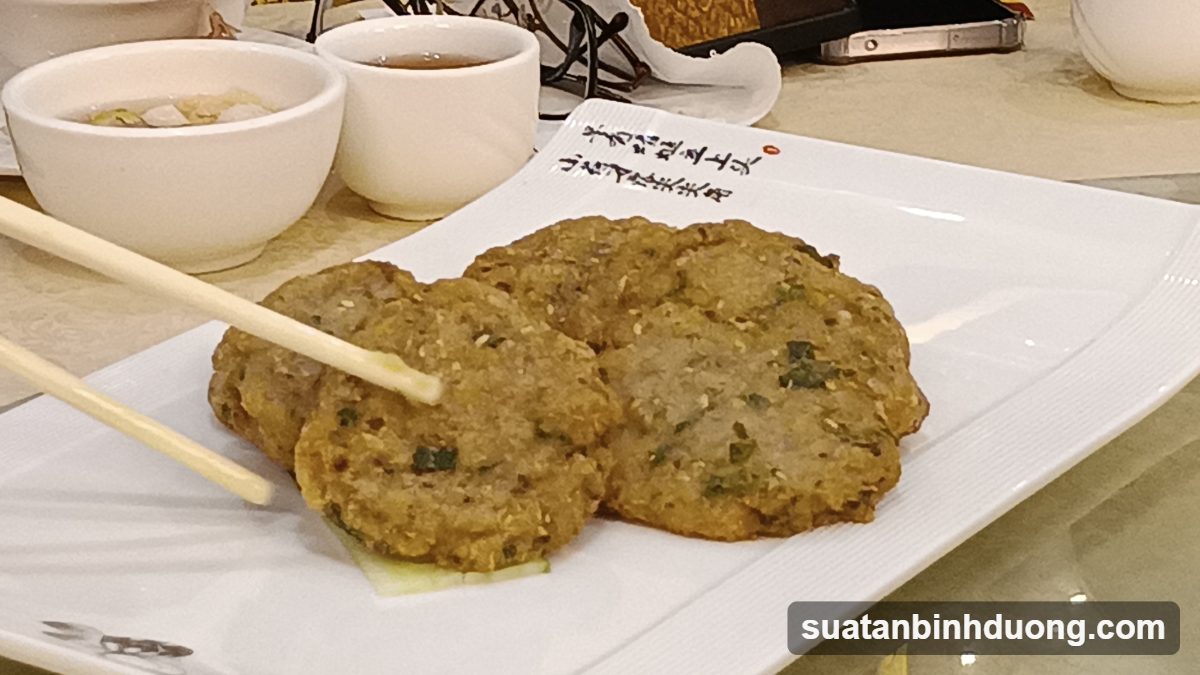 Miếng chả mực chay áp chảo thơm ngon – Bình Dương Catering