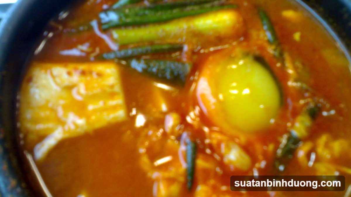 Đậu hũ cay xốt nấm sánh đậm, màu đỏ cam bắt mắt – Bình Dương Catering