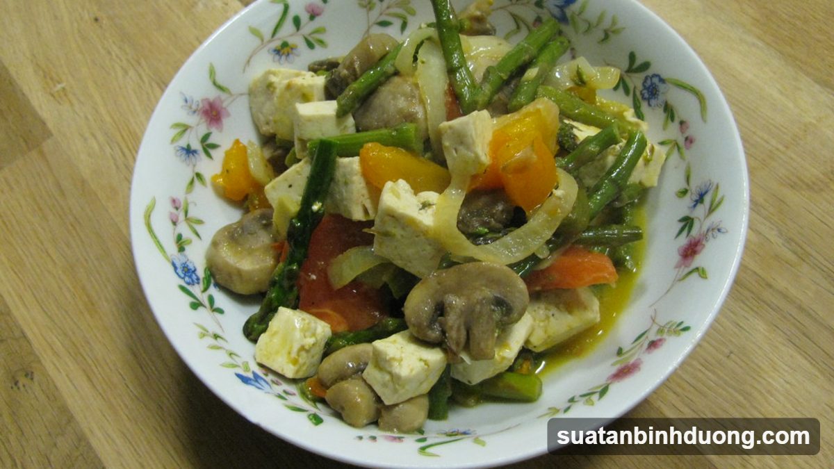 Đậu hũ chiên kết hợp rau củ – món chay đưa cơm – Bình Dương Catering