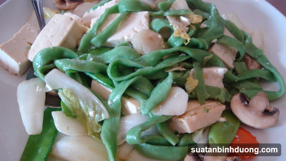 Nấm và rau xanh xào cùng đậu hũ cho bữa cơm chay – Bình Dương Catering
