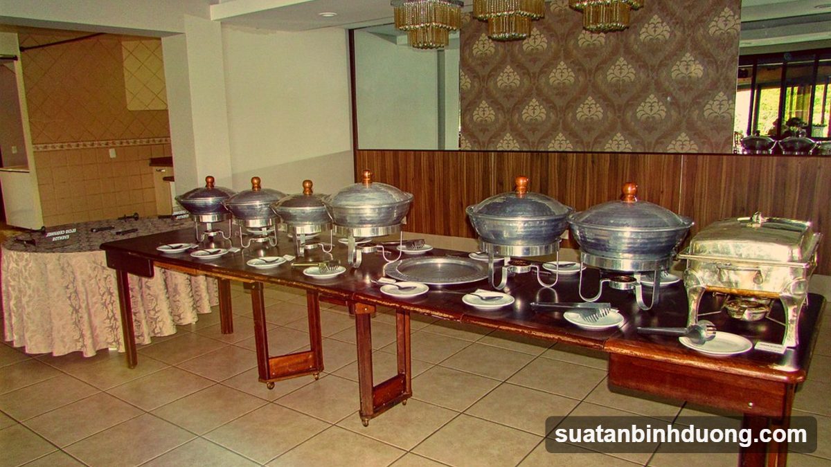 Quầy phục vụ suất ăn với nhiều món lựa chọn – Bình Dương Catering