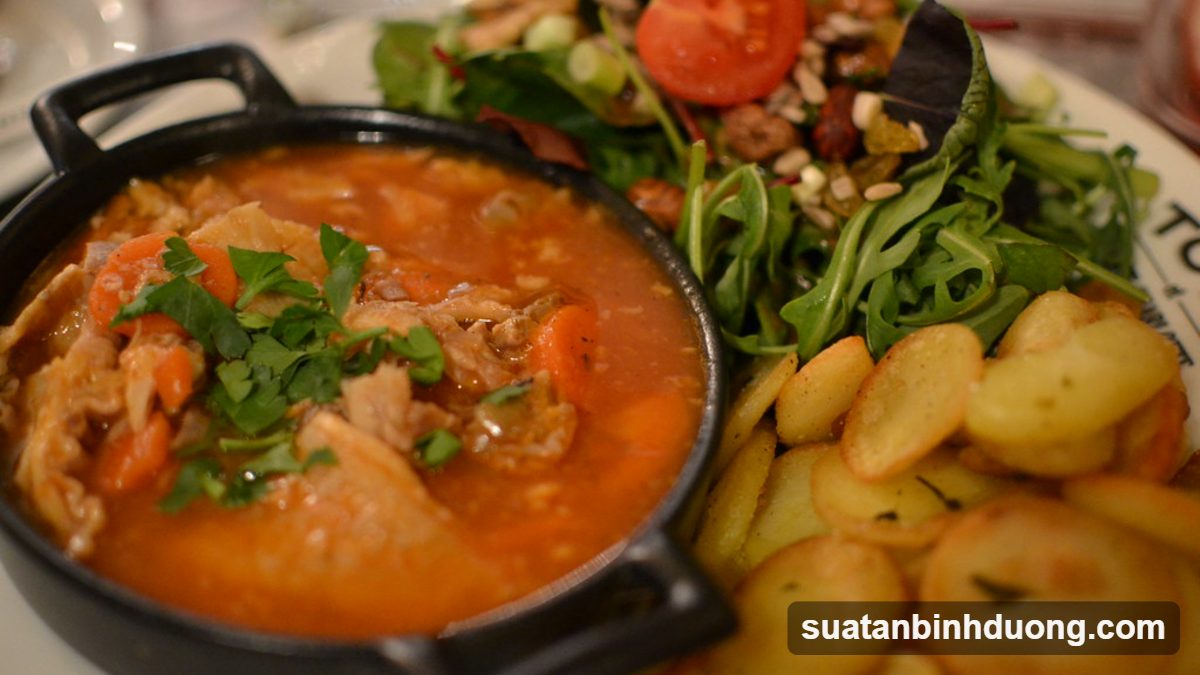 Nồi lẩu hầm tiêu nóng hổi, thơm nồng ngày mưa – Bình Dương Catering