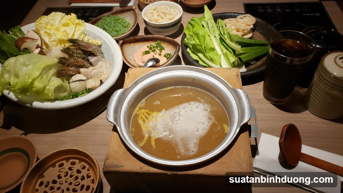 Lẩu bao tử ăn kèm rau xanh và nước chấm – Bình Dương Catering