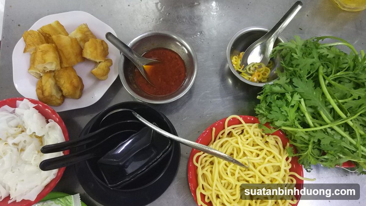 Mâm lẩu cá tầm đầy đủ rau và bún – Bình Dương Catering