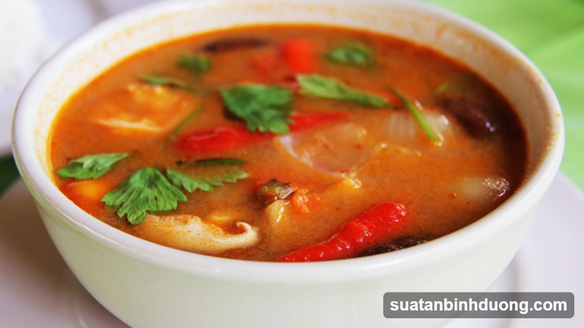 Nước lẩu Thái tom yum với tôm, nấm và cà chua – Bình Dương Catering