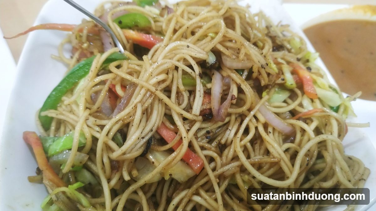 Đĩa miến xào chay với rau xanh và nấm – Bình Dương Catering