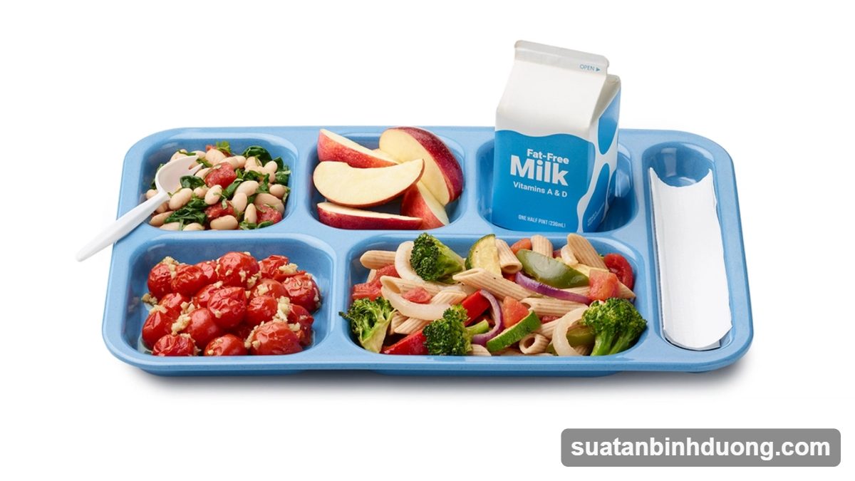 Khay suất ăn công nghiệp đầy đủ món mặn, rau, canh và tráng miệng – Bình Dương Catering