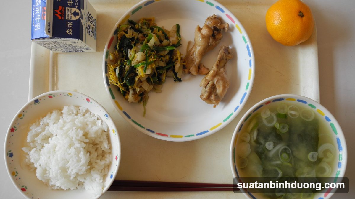 Khay cơm với món mặn, rau và canh – mẫu suất ăn phổ biến – Bình Dương Catering