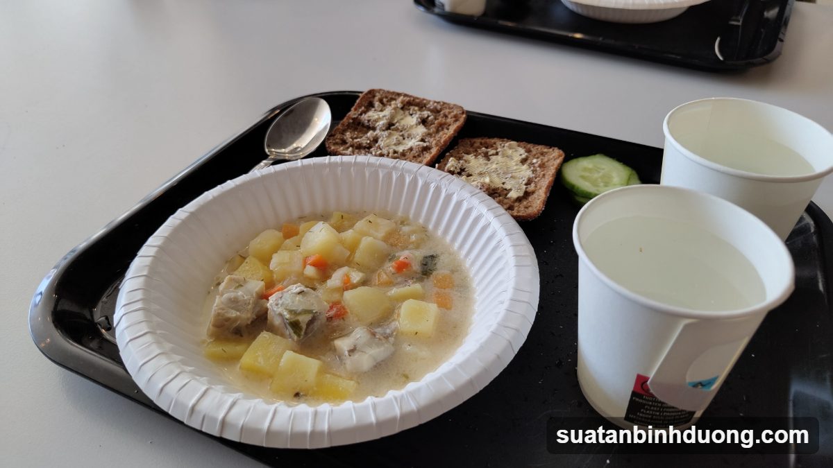 Suất ăn công nghiệp với món mặn và canh nóng – Bình Dương Catering
