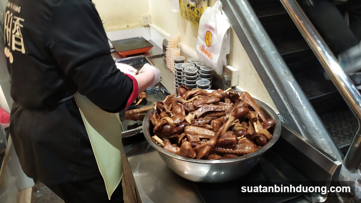 Món mặn được chia đều cho từng suất ăn – Bình Dương Catering