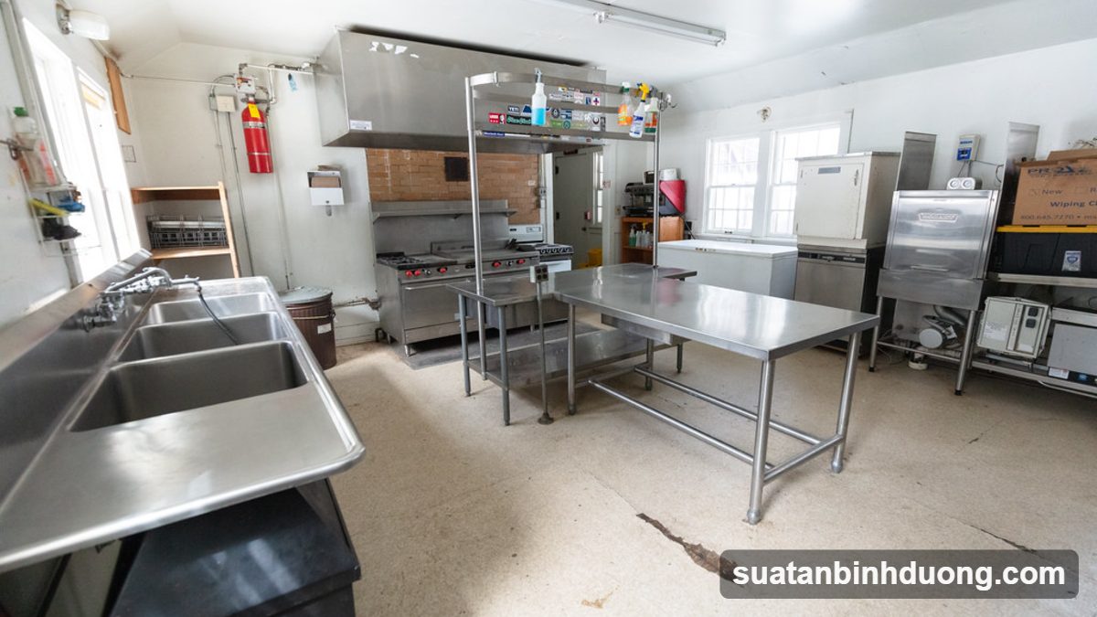 Bếp ăn công nghiệp inox sạch sẽ sau khi vệ sinh cuối ca – Bình Dương Catering